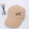 Beigefarbene Baseballkappe mit schwarzer Schleifenbestickung und Herzmuster für Sommer - Oben Offene Schleife / Khaki