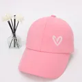 Rosa Baseballkappe mit Herzbestickung und Pferdeschwanzöffnung für den Sonnenschutz - Oben Offenes Kleines Herz / Rosa
