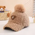 Detail der hellbraunen Plüsch-Baseballkappe mit flauschigem Bommel und Leder-Patch - 3-10 Jahre (50-54CM) / Khaki (Buchstabe C)