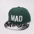 Detalle de gorra verde oscuro con bordado MAD 3D y visera con motas blancas y negras - 48cm-54cm / Verde Militar