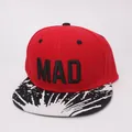 Détail de la broderie MAD sur casquette enfant à bord plat avec couronne rouge et visière - 48cm-54cm / Rouge