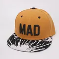 Detalle de gorra snapback con bordado MAD y visera con estampado estilo graffiti - 48cm-54cm / Amarillo Jengibre