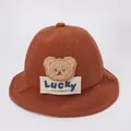 Dettaglio cappello pescatore in velluto a coste caramello con orsetto e ricamo Lucky - Bambini 1-4 Anni 48-50CM / Caffè