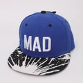 Detalle del bordado 3D MAD en una gorra snapback azul con visera de patrón de salpicaduras - 48cm-54cm / Azul Real