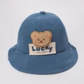 Dettaglio cappello neonato in velluto blu con toppa orsetto e cuciture curate - Bambini 1-4 Anni 48-50CM / Blu