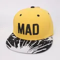 Detalle del bordado MAD y patrón de salpicaduras en la gorra plana para niños - 48cm-54cm / Amarillo