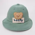 Dettaglio cappello pescatore verde in velluto a coste per bambini con ricamo orsetto - Bambini 1-4 Anni 48-50CM / Verde oliva
