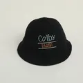 Dettaglio cappello alla pescatora in velluto nero con ricamo Colby blu e Clark Country - 50-52CM / Nero