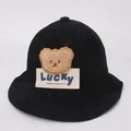 Dettaglio cappello pescatore nero in velluto per bimbi con orsetto e patch Lucky - Bambini 1-4 Anni 48-50CM / Nero