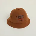 Dettaglio del cappello pescatore in velluto caramello con ricamo Colby e Clark Country - 50-52CM / Caffè scuro