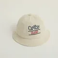Dettaglio macro del cappello alla pescatora per bambini in velluto beige ricamato - 50-52CM / Beige