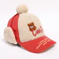 Kinder Wintermütze aus Cord mit Bärenstickerei und warmen Ohrenklappen in Rot und Beige - 3-8 Jahre / Jujuberot