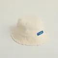 Bob en velours côtelé blanc crème pour enfants avec écusson bleu et détails effilochés - Bébé 2-6 Ans Environ 50-52cm / Beige