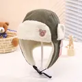 Gorro de invierno para niños en pana verde oscuro con forro polar y parche de oso - 3-7 Años / Verde Militar