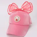 Detail van roze kinderpet met een kanten strik, parels en een schattige konijnenpatch - Kinderen 3-10 Jaar 48-54CM / Rozerood