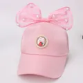 Detail van roze meisjes baseballcap met kantstrik, parels en schattig konijntje motief - Kinderen 3-10 Jaar 48-54CM / Lichtroze