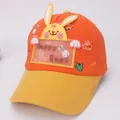 Cappellino bimbo con corona arancione, tesa gialla e bambolina a forma di coniglio 3D - Stile Tre Arancione