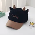 Dettaglio del cappellino felpato per neonati con corna e ricamo Cutebaby in nero e marrone - Bambini 2-6 Anni (47-52cm) / Nero