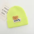 Dettaglio del cappello in maglia a coste verde neon con orsetto e etichetta Lucky - Bambini 2-6 Anni Elastico / Giallo Neon