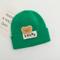 Dettaglio del berretto in maglia verde con orsetto di peluche e toppa ricamata Lucky - Bambini 2-6 Anni Elastico / Verde Erba