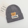 Dettaglio del cappello in maglia grigio scuro con trama a costine e toppa Lucky - Bambini 2-6 Anni Elastico / grigio scuro