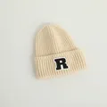 Gorro de punto acanalado para niños en color blanco crema con parche de letra R bordada - 2-8 años / Beige