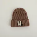 Braune Kinderstrickmütze mit H-Buchstaben-Patch und kleinem Smiley-Detail - Kinder 2-7 Jahre / Dunkelbraun