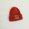 Gorro de punto acanalado rojo óxido para niños con parche de letra R y borde doblado - 2-8 años / Granate