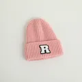 Gorro de punto rosa para niños con parche de la letra R y textura acanalada - 2-8 años / Rosa
