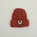 Kinder-Strickmütze in Vintage-Rot mit Rippmuster und weißem H-Smiley-Aufnäher - Kinder 2-7 Jahre / Weinrot