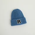 Gorro de punto acanalado azul para niños con un parche clásico de la letra R en blanco y negro - 2-8 años / Azul