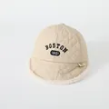 Cappellino invernale trapuntato beige per bambini con ricamo Boston e bordo in pile - Stile Boston / Beige
