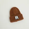 Gemütliche karamellbraune Strickmütze für Kinder mit einem schicken weißen R-Aufnäher - 2-8 Jahre / Kaffeebraun
