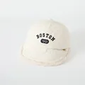 Cappellino trapuntato crema per bambini con ricamo BOSTON 1901 e fodera in peluche - Stile Boston / Bianco