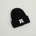 Schwarze Kinder Strickmütze mit R-Patch und elastischer Rippstruktur für den Winter - 2-8 Jahre / Schwarz