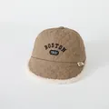 Cappellino invernale trapuntato marrone con ricamo BOSTON e bordo in pile bianco - Stile Boston / Cachi