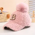 Rosa Plüsch-Sherpa-Baseballkappe für Kinder mit großem Bommel und Stickerei-B-Aufnäher - 3-10 Jahre (50-54CM) / Pink (Letter B)