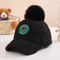 Schwarze Teddy-Fleece Kinder-Baseballkappe mit großem Bommel und grünem M-Patch - 3-10 Jahre (50-54CM) / Schwarz (M-Buchstabe)