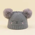 Berretto neonato in maglia grigia con pompon viola e ricamo di un viso animale - Grigio / Circonferenza Testa 46-50cm (2-6 Anni)