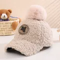 Teddy-Fleece Baseballkappe für Kinder in Cremeweiß mit einem rosa Kunstfell-Bommel - 3-10 Jahre (50-54CM) / Beige (M-Buchstabe)