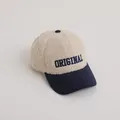 Gorra infantil de lana de cordero en beige y azul marino con bordado original - Niños 4-10 Años (50-54cm) / Estilo de Bloques de Color con Letras / Azul marino
