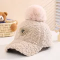Plüsch-Baseballkappe für Kinder in Beige mit rosa Bommel und Leder-Aufnäher C-Logo - 3-10 Jahre (50-54CM) / Beige (Buchstabe C)