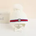 Berretto bianco in maglia per neonati con paraorecchie, pompon e dettagli a righe - 1-4 Anni / Stile Lettera A / Crema