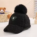 Schwarze Winter-Plüschkappe für Kinder mit Bommel und Aufnäher mit Buchstabe C - 3-10 Jahre (50-54CM) / Schwarz (Buchstabe C)