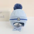 Berretto invernale neonato azzurro con pompon e ricamo della lettera A dettagliato - 1-4 Anni / Stile Lettera A / Celeste