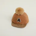 Khaki Baby Teddy-Fleece Baseballkappe mit Bommel und Buchstaben-A-Stickerei-Patch - Kleinkind / Hellkaffee