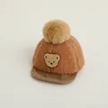 Braune Baby-Baseballkappe aus Sherpa mit Teddybär-Aufnäher und flauschigem Bommel - 0-3 Jahre / Hellkaffee