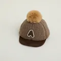 Braune Fleece-Baby-Baseballkappe mit Buchstaben-A-Patch und Bommel für den Winter - Kleinkind / Dunkelbraun