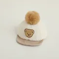 Baby Wintermütze aus Sherpa-Stoff mit Bären-Stickerei und braunem Bommel in Beige - 0-3 Jahre / Beige