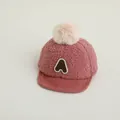 Rosa Plüsch Baby Wintermütze mit Kunstpelz Bommel und besticktem Buchstaben A Motiv - Kleinkind / Altrosa